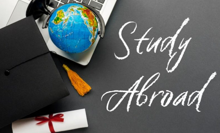 10 Compelling Benefits of Studying Abroad